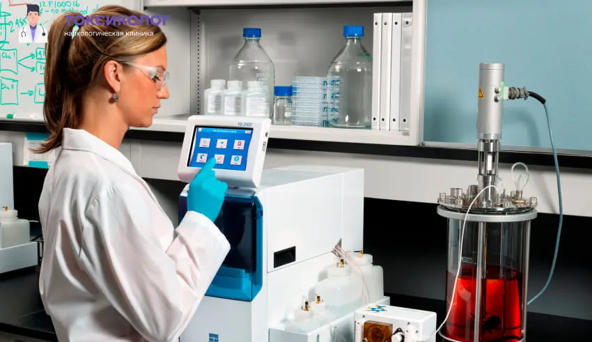 Врач проводит анализы крови Лабораторные тесты